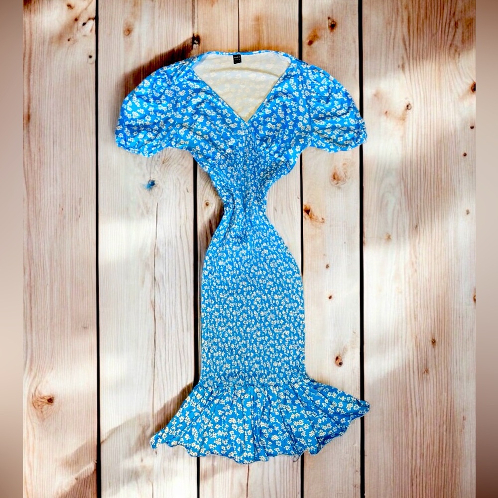 Bodycon mermaid ditsy floral deep v dress 🩵